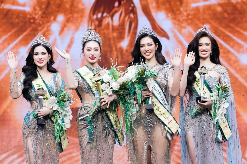 Hoa hậu Trái đất Việt Nam 2025 Ngô Thị Trâm Anh (thứ 2, từ trái sang) và các Á hậu. Ảnh: VOV