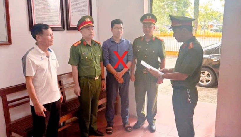 Cơ quan điều tra thi hành lệnh bắt bị can để tạm giam đối với Trần Tuấn Phương. Ảnh: Công an tỉnh Phú Thọ