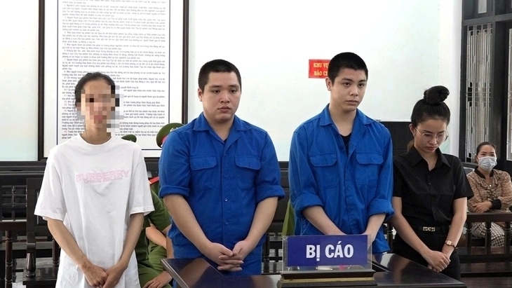 Trương Ngọc Huyền (áo trắng ngoài cùng bên trái) và Nguyễn Thị Hồng Ngân (áo đen ngoài cùng bên phải) bị tuyên phạt tổng cộng hơn 20 năm tù. Ảnh: Tuổi trẻ