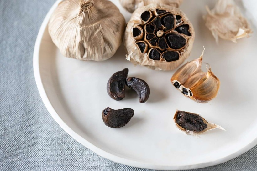 Tỏi đen có màu đen, vị ngọt, không có mùi cay hăng như tỏi thường và có tác dụng tốt gấp nhiều lần loại tỏi thường.
