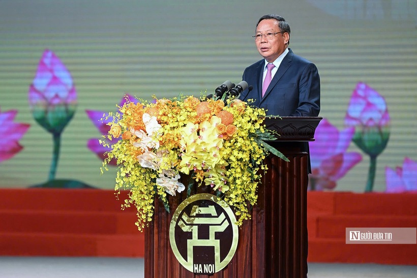 Ông Nguyễn Văn Phong - Phó Bí thư Thường trực Thành ủy Hà Nội công bố quyết định.