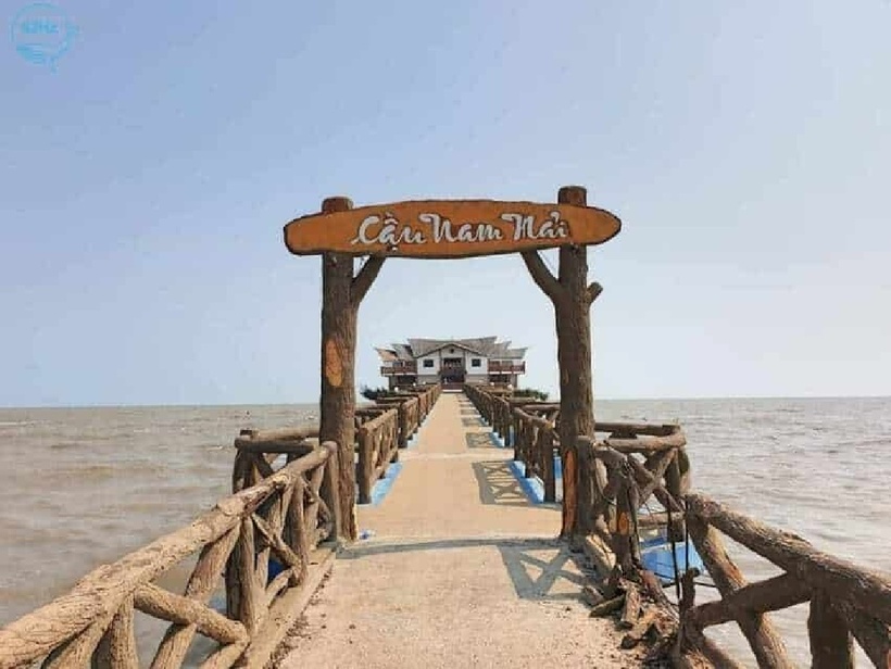 Cầu Nam Hải&nbsp;đặc biệt hơn so với những địa điểm du lịch khác là vì cầu nằm ở vị trí gần khu du lịch sinh thái.