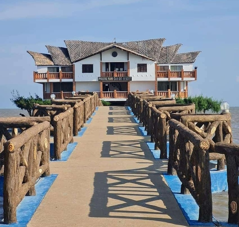 Đi dọc theo cây cầu này chụp hình và ngắm biển là một trải nghiệm vô cùng thú vị tại đây.