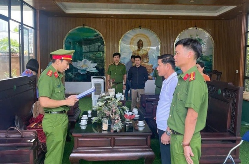 Công an đọc lệnh bắt tạm giam ông Lê Anh Tuấn (thứ 2 bên phải qua). Ảnh: Thanh Niên