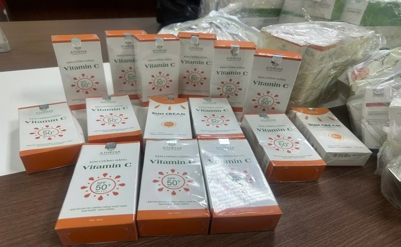 Căn cứ nghị định số 98-2020 của Chính phủ, sản phẩm kem chống nắng có chỉ số SPF nhỏ hơn 70% như công bố ghi trên bao bì sản phẩm được xác định là hàng giả. Hiện vụ việc đang được cơ quan công an tiếp tục điều tra mở rộng. (Ảnh: Công an tỉnh Phú Thọ)