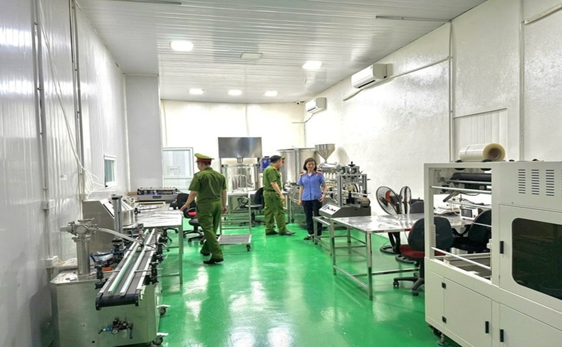 Tuy nhiên kết luận giám định của Viện Khoa học hình sự Bộ Công an xác định chỉ số SPF (chỉ số chống nắng) của mẫu kem chống nắng do Công ty TNHH sản xuất và thương mại Athena Việt Nam sản xuất chỉ đạt từ 4,2% - 26,6% so với chỉ số SPF ghi trên bao bì sản phẩm. (Ảnh: Công an tỉnh Phú Thọ)