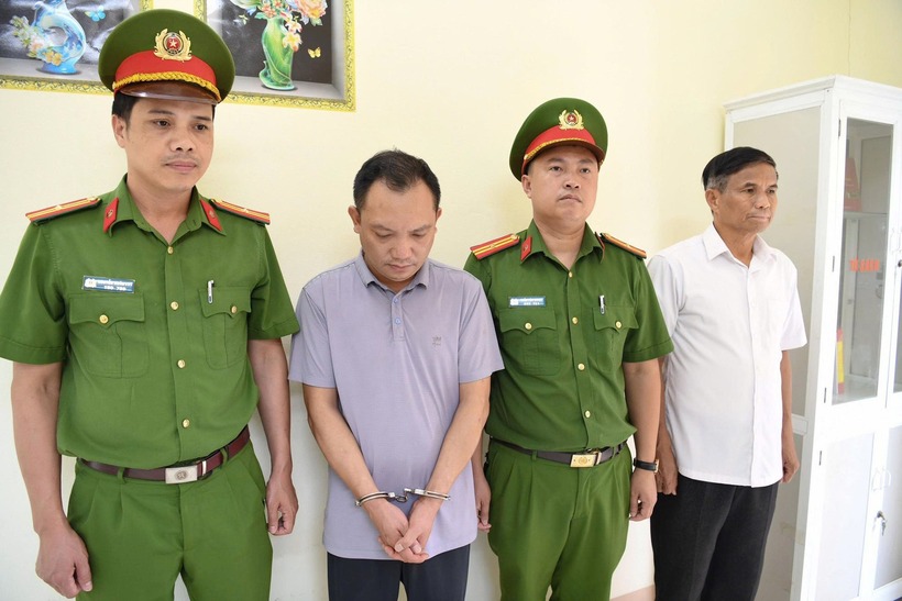 Ngày 2/7, Công an tỉnh Phú Thọ cho biết Cơ quan cảnh sát điều tra Công an tỉnh Phú Thọ đã ra quyết định khởi tố vụ án, khởi tố bị can và lệnh bắt tạm giam đối với Đường Văn Thiết (44 tuổi, giám đốc Công ty TNHH sản xuất và thương mại Athena Việt Nam, ở khu Thanh Xuân, phường Việt Trì) về hành vi sản xuất, buôn bán hàng giả. (Ảnh: Công an tỉnh Phú Thọ)