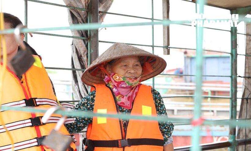 Hành khách chấp hành nghiêm chỉnh quy định khi di chuyển trên phà.