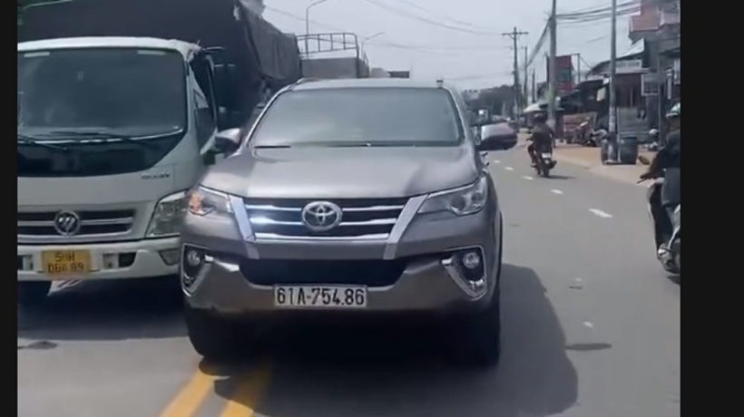 Tài xế đi ngược chiều. Ảnh: VOV.