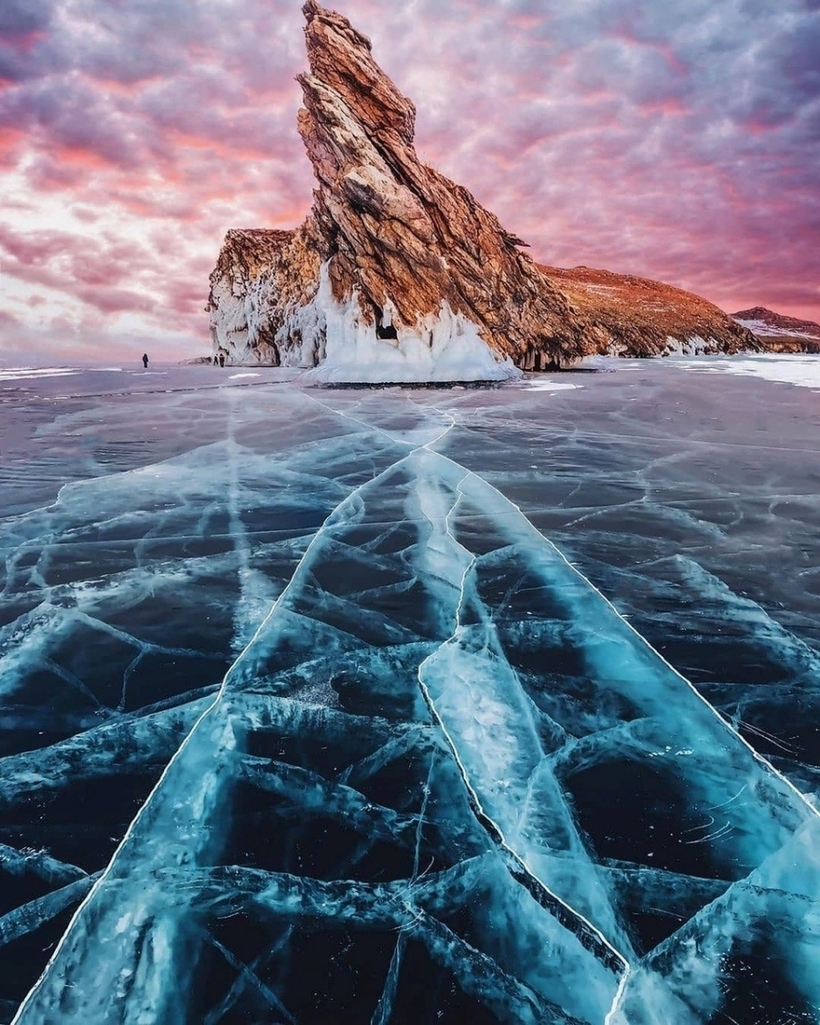 Các nhà khoa học vẫn chưa xác định được số tuổi của hồ Baikal. Đa số giả thuyết cho rằng độ tuổi của hồ nước này vào khoảng 25-30 triệu năm. Nếu đúng với giả thuyết thì đây cũng chính là hồ lâu đời nhất trong số các hồ nước cổ xưa.