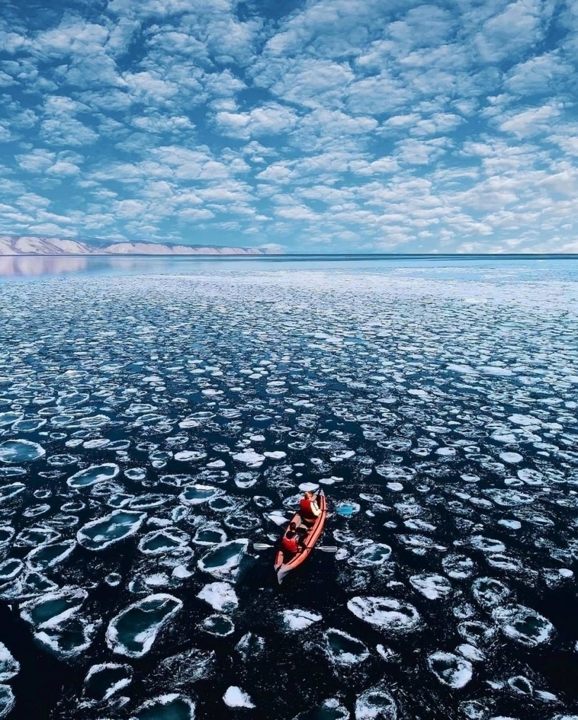 Năm 1982, một nhà khoa học đã khám phá ra hiện tượng phát sáng của nước hồ Baikal. Theo khảo sát của nhiều nhà khoa học, cường độ phát quang của nước hồ giảm theo chiều sâu và phạm vi của sự biến đổi từ bề mặt xuống đáy theo thời gian trong năm. Từ tháng 11 đến giữa tháng 1, phát quang giảm và sau đó tăng dần lên.