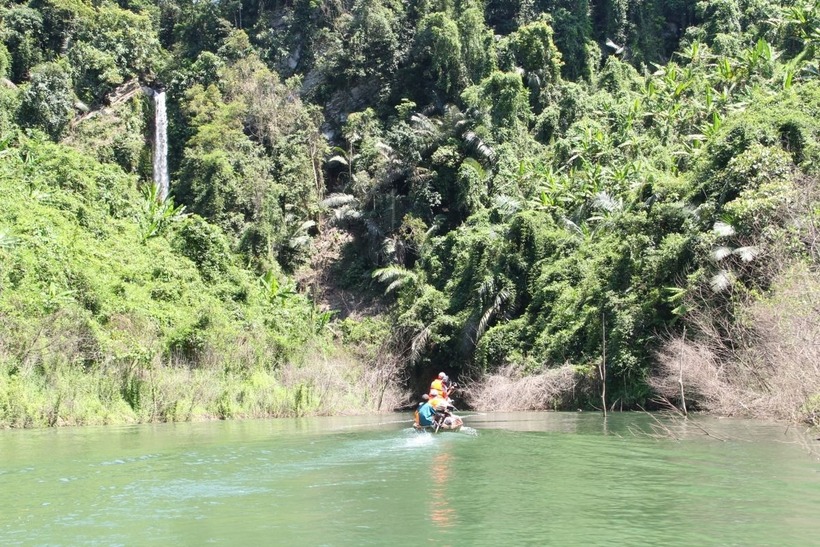 Để sở hữu cho mình những bức hình đẹp ở thác này, bạn nên đi sớm từ 6h sáng.