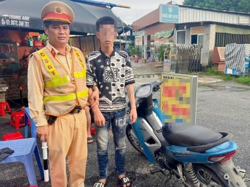 CSGT khống chế đối tượng, tạm giữ tang vật liên quan.