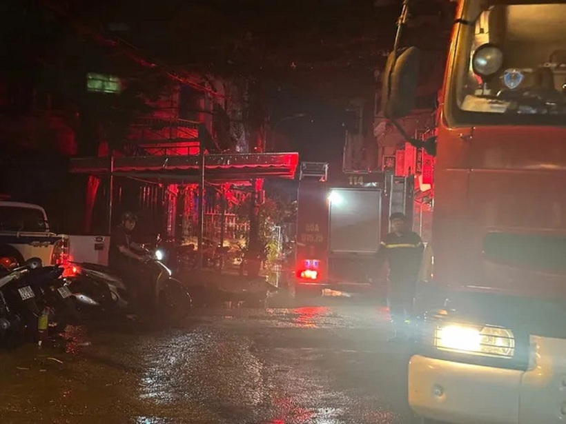 Gần 5h sáng, lực lượng chức năng vẫn đang phong tỏa hiện trường vụ cháy. Ảnh: Tiền Phong