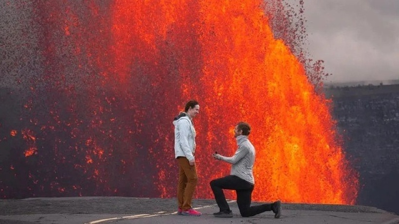 Chàng trai cầu hôn bạn gái trước miệng núi lửa. Ảnh: India TV.