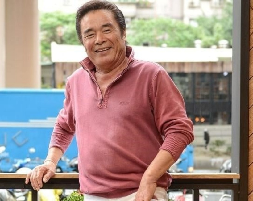 Ở tuổi ngoài 75, nam diễn viên có một gia đình nhỏ, bình yên và tình yêu đúng nghĩa.