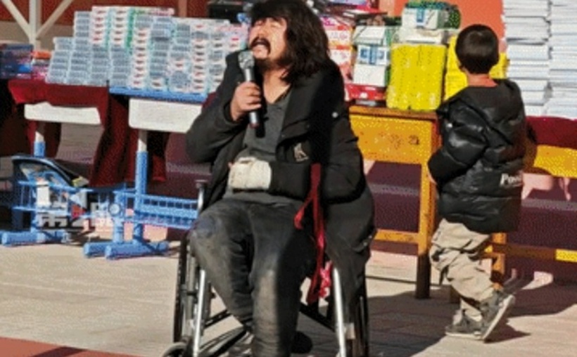 Dù bị bại liệt, chàng trai nhặt rác đã âm thầm cống hiến hàng tỷ đồng cho công tác từ thiện suốt hơn một thập kỷ. Ảnh: Toutiao.