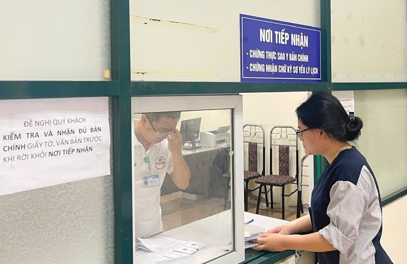 Người dân làm thủ tục công chứng tại Phòng công chứng số 3, quận Cầu Giấy, Hà Nội. (Ảnh: VnExpress)