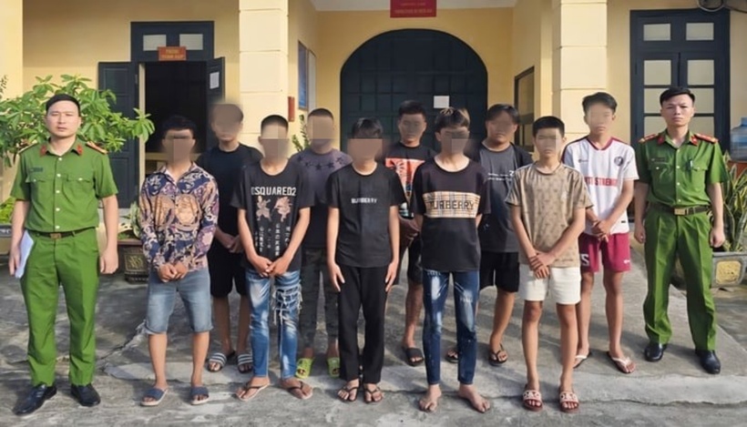 Nhóm thanh thiếu niên gây rối bị bắt giữ tại cơ quan công an.  Ảnh: VTC News.