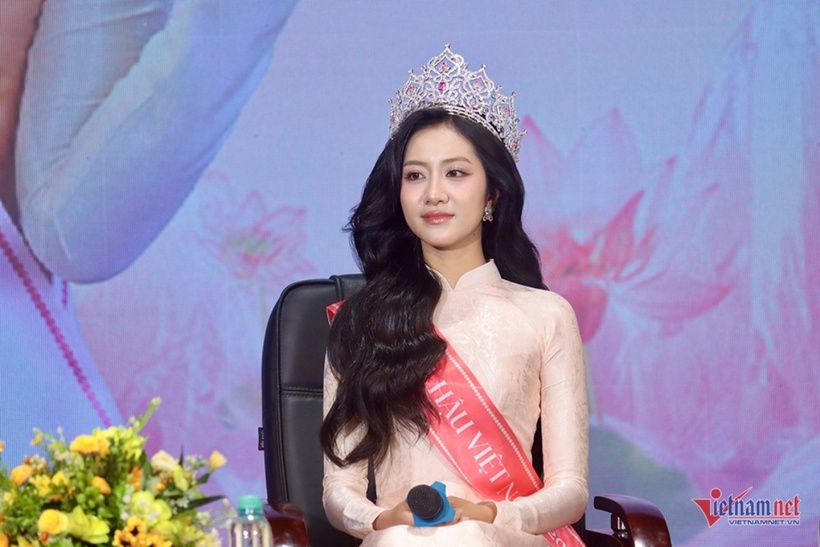 Hoa hậu Hà Trúc Linh động viên các bạn trẻ hãy tự tin trải nghiệm, thử sức bản thân ở những điều mới mẻ. Ảnh: VietNamNet