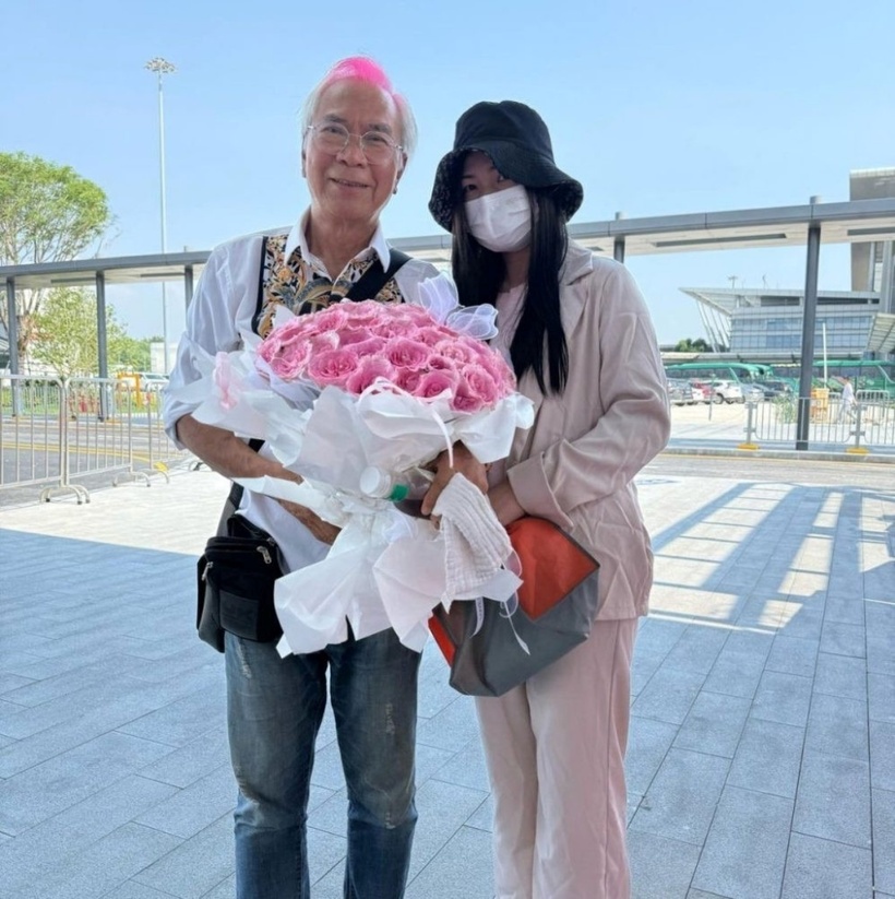 Diễn viên Lý Long Cơ mang theo bó hoa 60 bông hồng đến đón bạn gái.