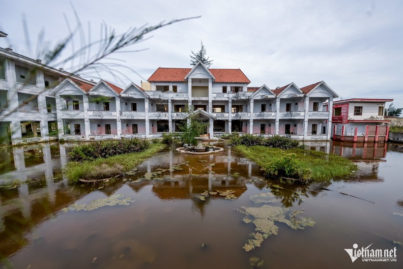 Dọc các trục đường chính trong khu du lịch, dễ dàng bắt gặp nhiều khách sạn cửa khóa im lìm, mặt tiền bong tróc, mái vỡ, tường loang lổ rêu mốc.