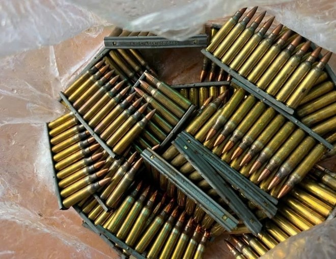 Cơ quan chức năng đã thu hồi số đạn được phát hiện tại khu vực hồ Nam Phương 1. (Ảnh: Lao động)