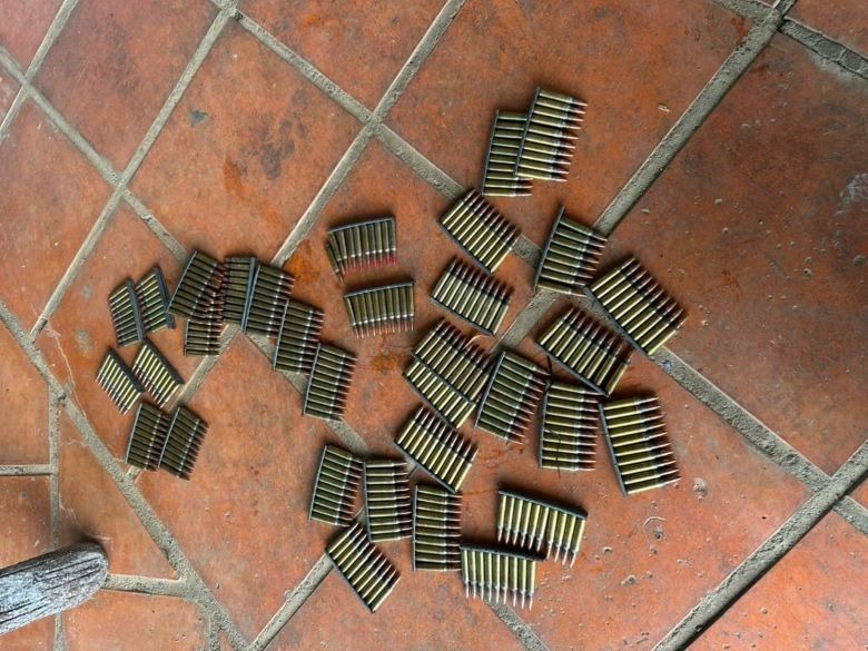 Số băng đạn được phát hiện trong túi nilon. (Ảnh: Lao động)