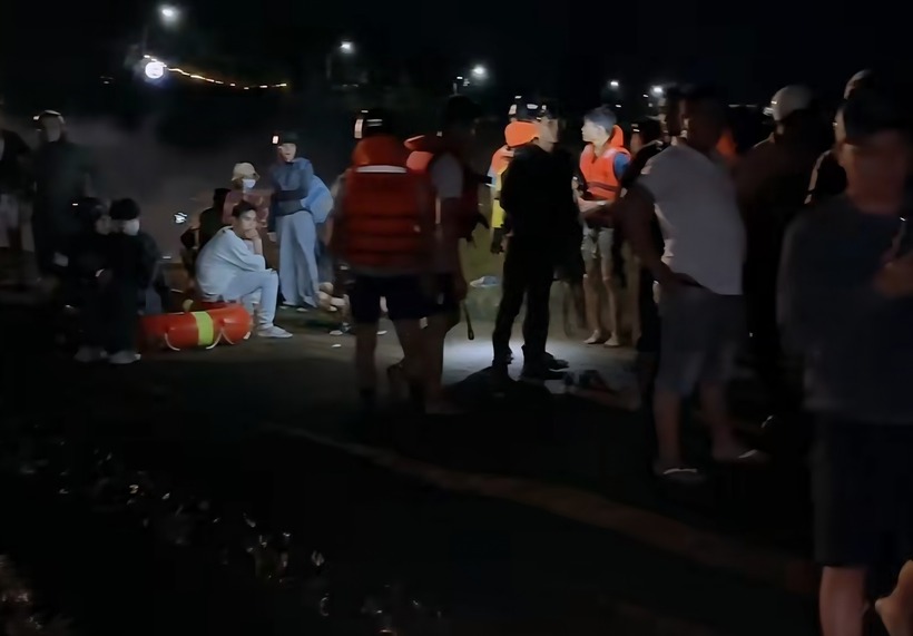 Lực lượng chức năng cùng người dân xuyên đêm tìm kiếm 2 cháu nhỏ đuối nước. Ảnh: Người Lao Động.