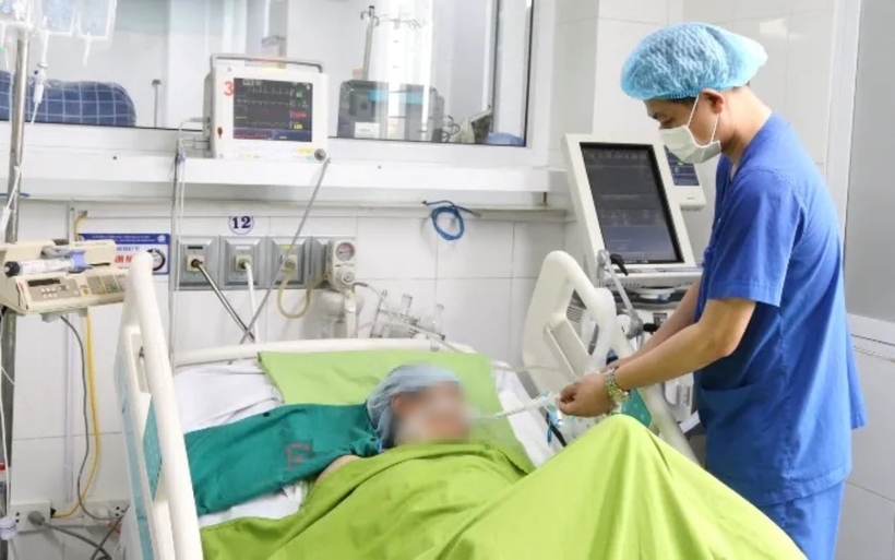 Bệnh nhân đột ngột ngất xỉu do sốc nhiệt. Ảnh: Thời báo VTV