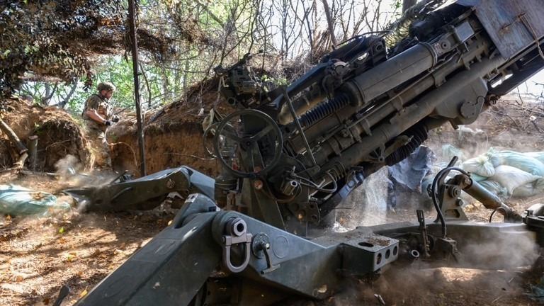 Binh lính Ukraine bắn pháo lựu M777 do Mỹ sản xuất vào ngày 24/7/2024. Ảnh:Getty Images