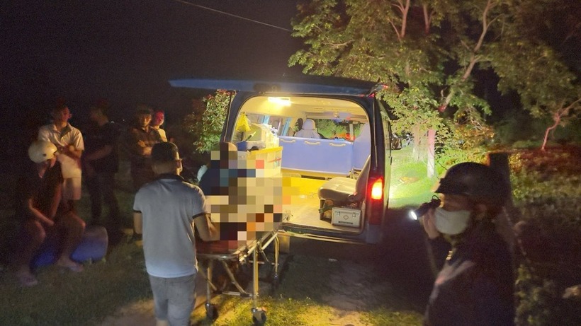 Thi thể nạn nhân được đưa về nhà lo mai táng. Ảnh: Lao động