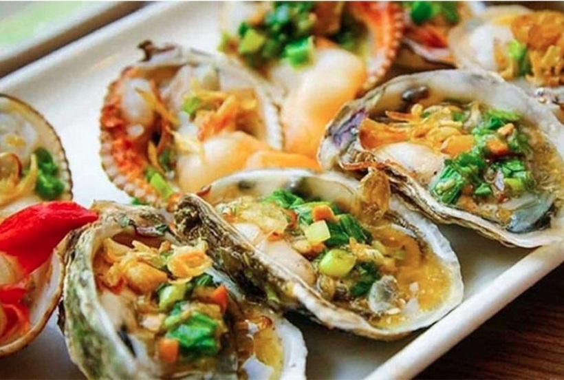 Ăn hàu sống tuy ngon và giữ nguyên hương vị biển cả, nhưng tiềm ẩn nguy cơ mất an toàn thực phẩm. Ngược lại, ăn hàu nấu chín tuy có thể làm mất một phần dưỡng chất, nhưng đảm bảo an toàn và phù hợp với nhiều đối tượng.