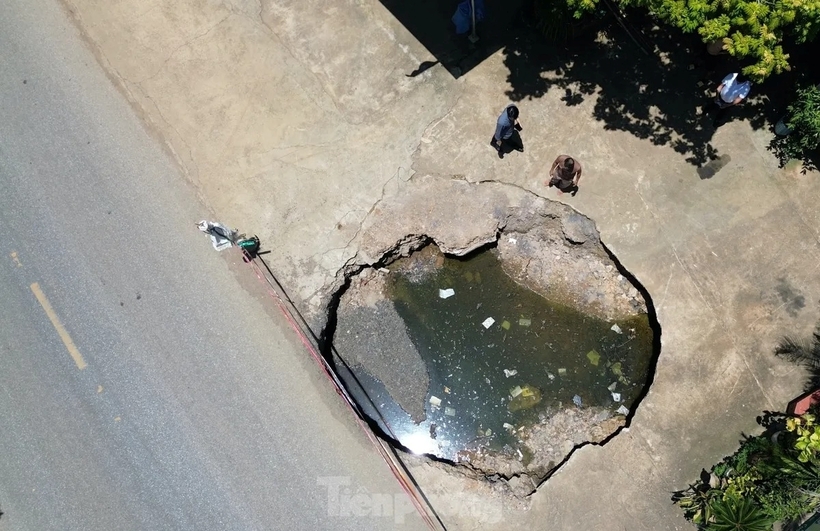 Hố sụt xuất hiện gây ảnh hưởng đến đời sống sinh hoạt. Ảnh: Tiền Phong