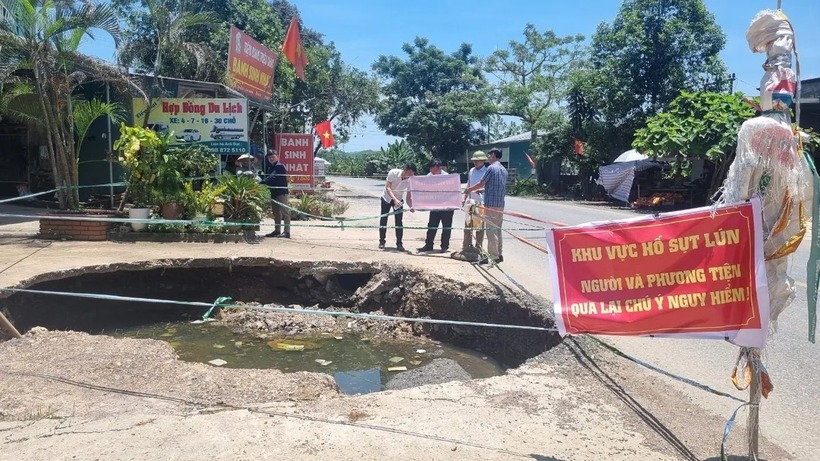Cán bộ xã Thượng Cốc (tỉnh Phú Thọ) căng dây, đặt cảnh bảo nguy hiểm tạm thời. Ảnh: Tiền Phong