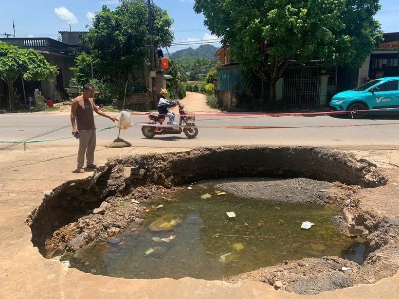 Hố sụt hiện đã mở rộng lên khoảng 4 m, độ sâu cũng lớn hơn. Ảnh: Pháp Luật TP.HCM