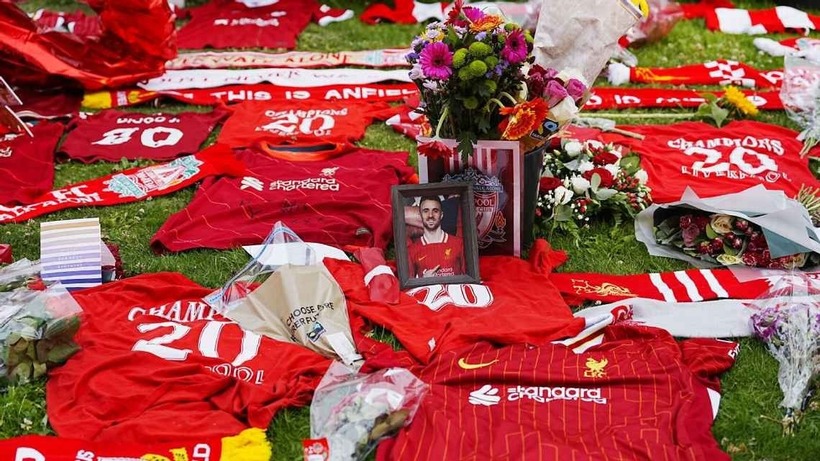 CĐV Liverpool bày tỏ lòng tiếc thương Diogo Jota bên ngoài sân Anfield. Ảnh: ESPN