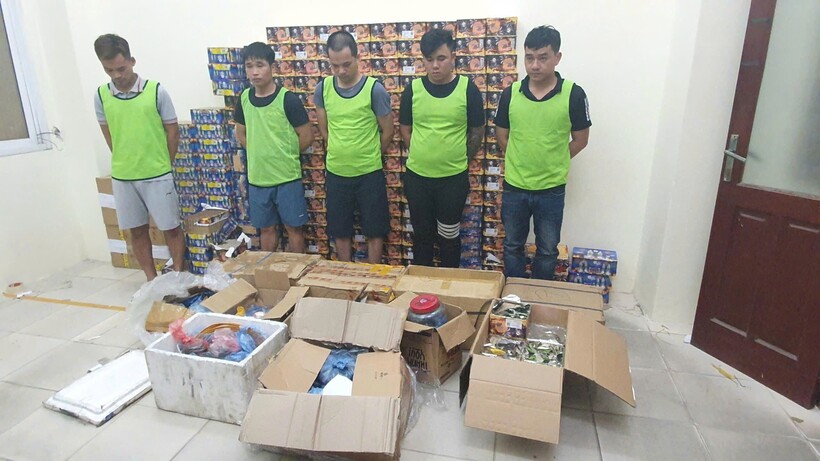 Các đối tượng cùng tang vật liên quan đến vụ án.