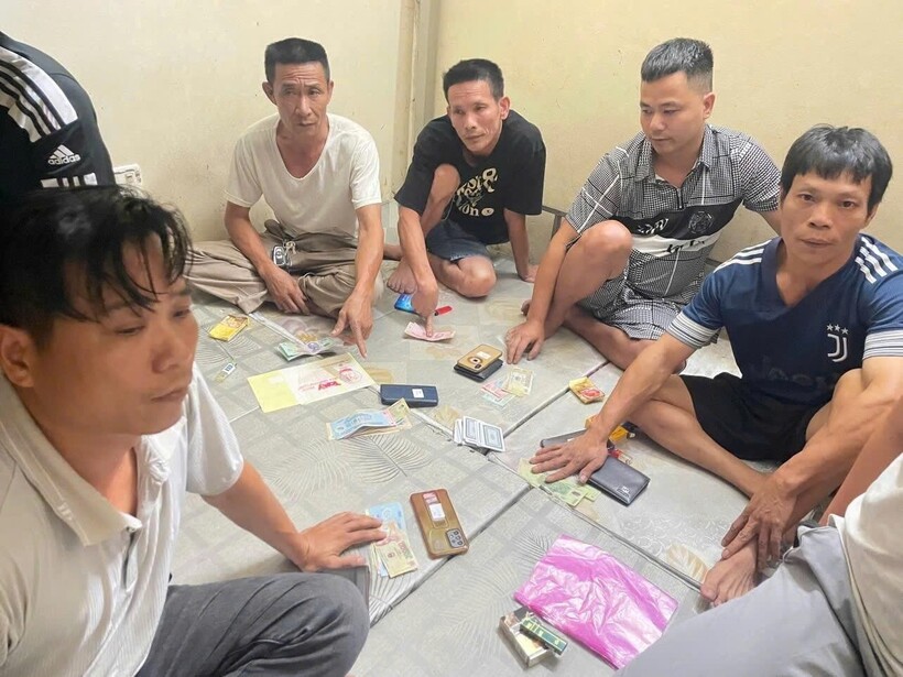 Nhóm đối tượng đánh bạc trong khuôn viên cây xăng.