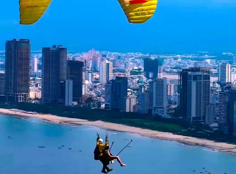 Dịch vụ nhảy dù mạo hiểm từ núi Sơn Trà nở rộ nhiều năm qua và được du khách ưa thích khi đến Đà Nẵng. Ảnh: PLO