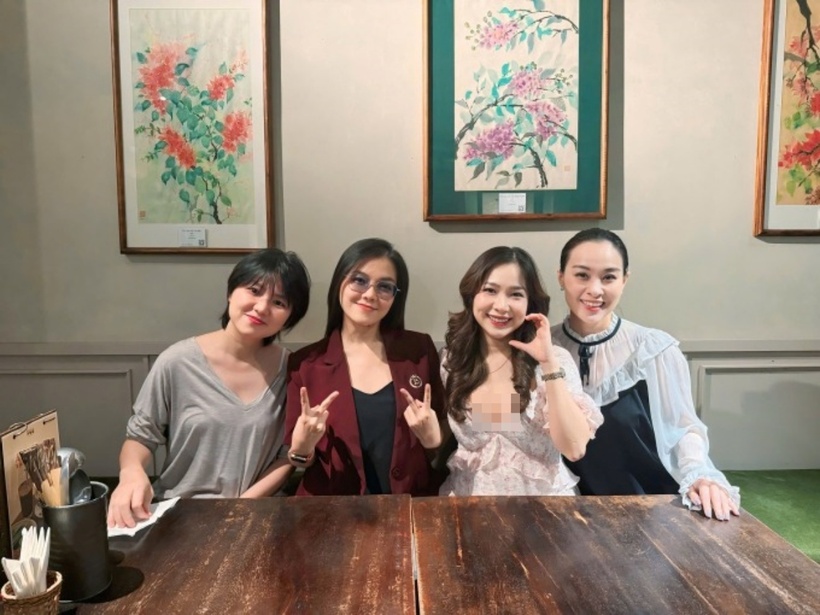 Các thành viên nhóm Mắt Ngọc đời đầu hội ngộ sau 25 năm. Ảnh: Ngôi Sao