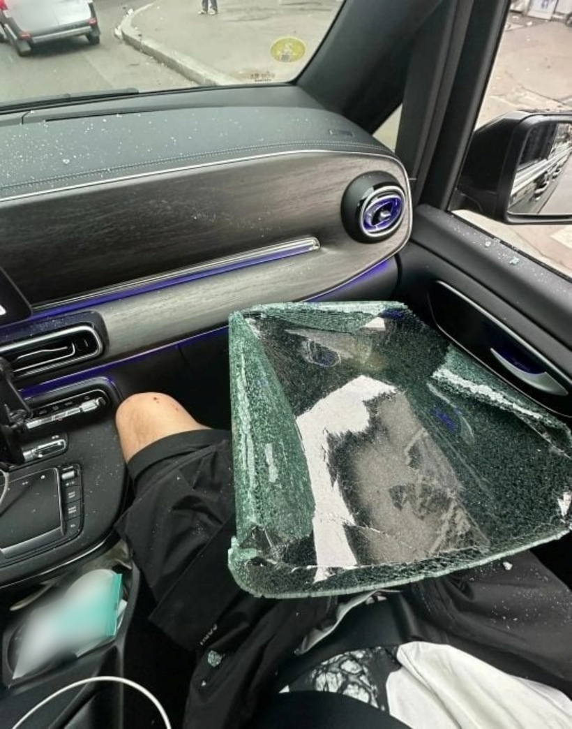 Hình ảnh chiếc xe của Đới Yến Ni sau vụ cướp. Ảnh: Weibo