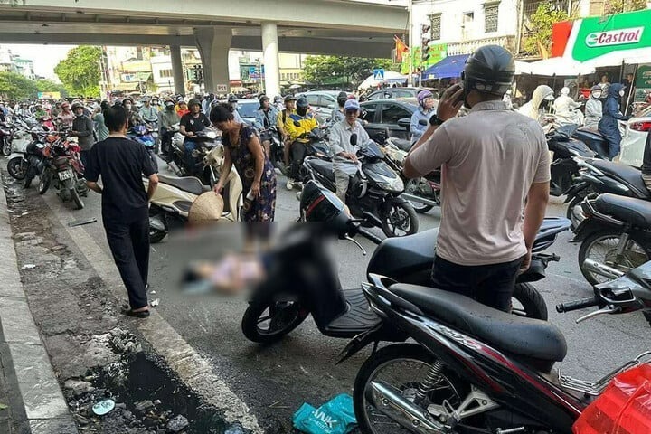 Nạn nhân nằm dưới đường sau vụ tai nạn. (Ảnh: VTC News)