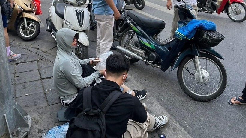 Các nạn nhân chưa hết bàng hoàng sau vụ tai nạn. (Ảnh: Dân Việt)
