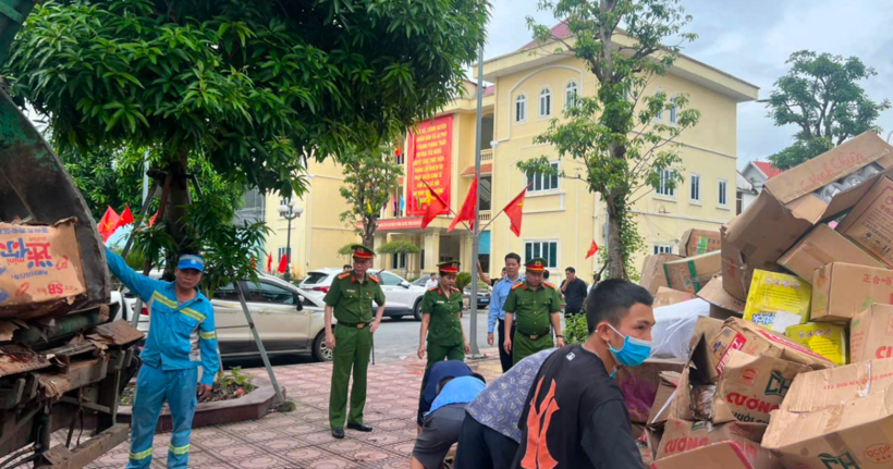 Chính quyền xã La Phù thu gom, vận chuyển, xử lý rác.
