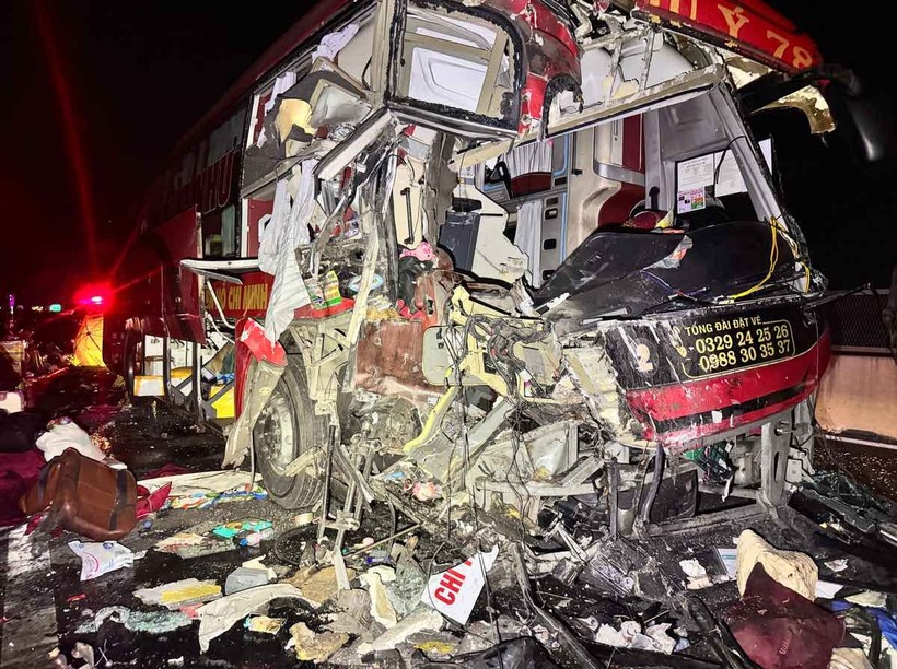 Đầu xe khách biển số 78F bể nát, biến dạng. (Ảnh: Lao động)