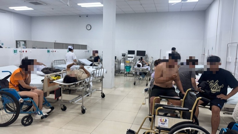 Các hành khách trong vụ tai nạn được điều trị tại bệnh viện. (Ảnh: Lao động)