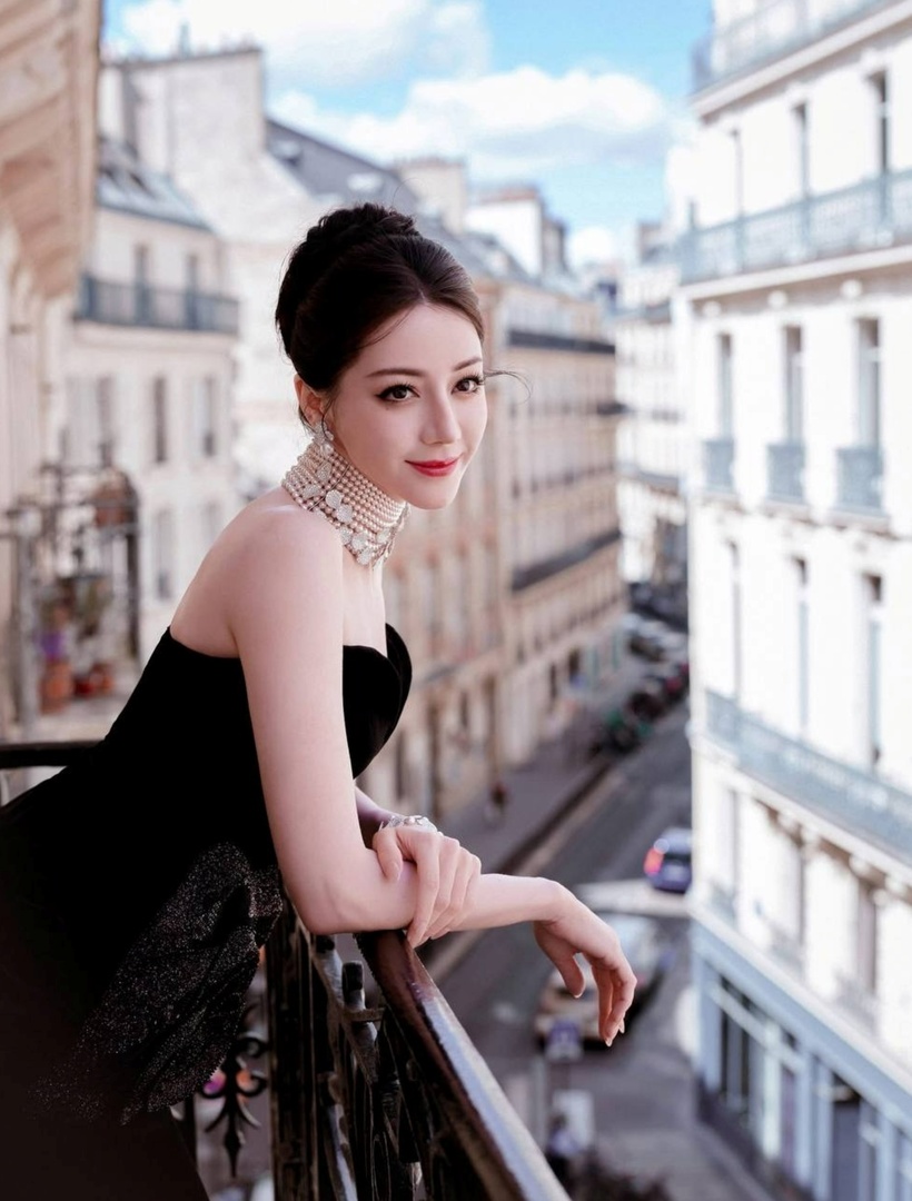 Nữ diễn viên Địch Lệ Nhiệt Ba hiện đang là một trong những ngôi sao nổi bật của làng giải trí Hoa ngữ. Sở hữu nhan sắc ấn tượng và khí chất thanh tao, mỹ nhân Tân Cương, Trung Quốc dễ dàng chiếm trọn spotlight mỗi khi xuất hiện tại các sự kiện lớn.