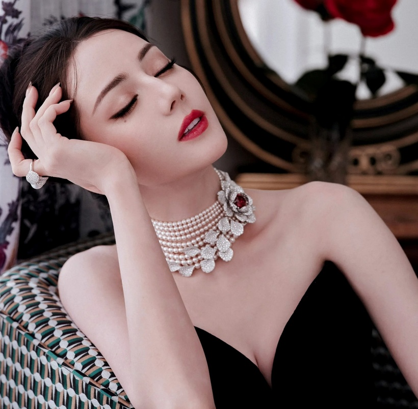 Mới đây, Địch Lệ Nhiệt Ba thu hút sự chú ý khi tham gia sự kiện ra mắt bộ sưu tập trang sức cao cấp "Les Pétales" của thương hiệu Mikimoto, thuộc khuôn khổ Tuần lễ Thời trang Haute Couture Paris. Nhan sắc và tạo hình sang trọng của cô tại sự kiện nhận về vô vàn lời khen.