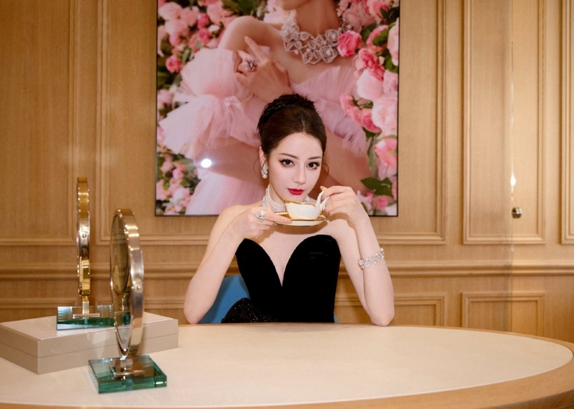 Địch Lệ Nhiệt Ba hiện đã bước sang tuổi 33, đúng vào thời điểm nhan sắc mặn mà nhất. Nữ diễn viên duy trì hình tượng gợi cảm, thanh lịch trong mỗi sự kiện.